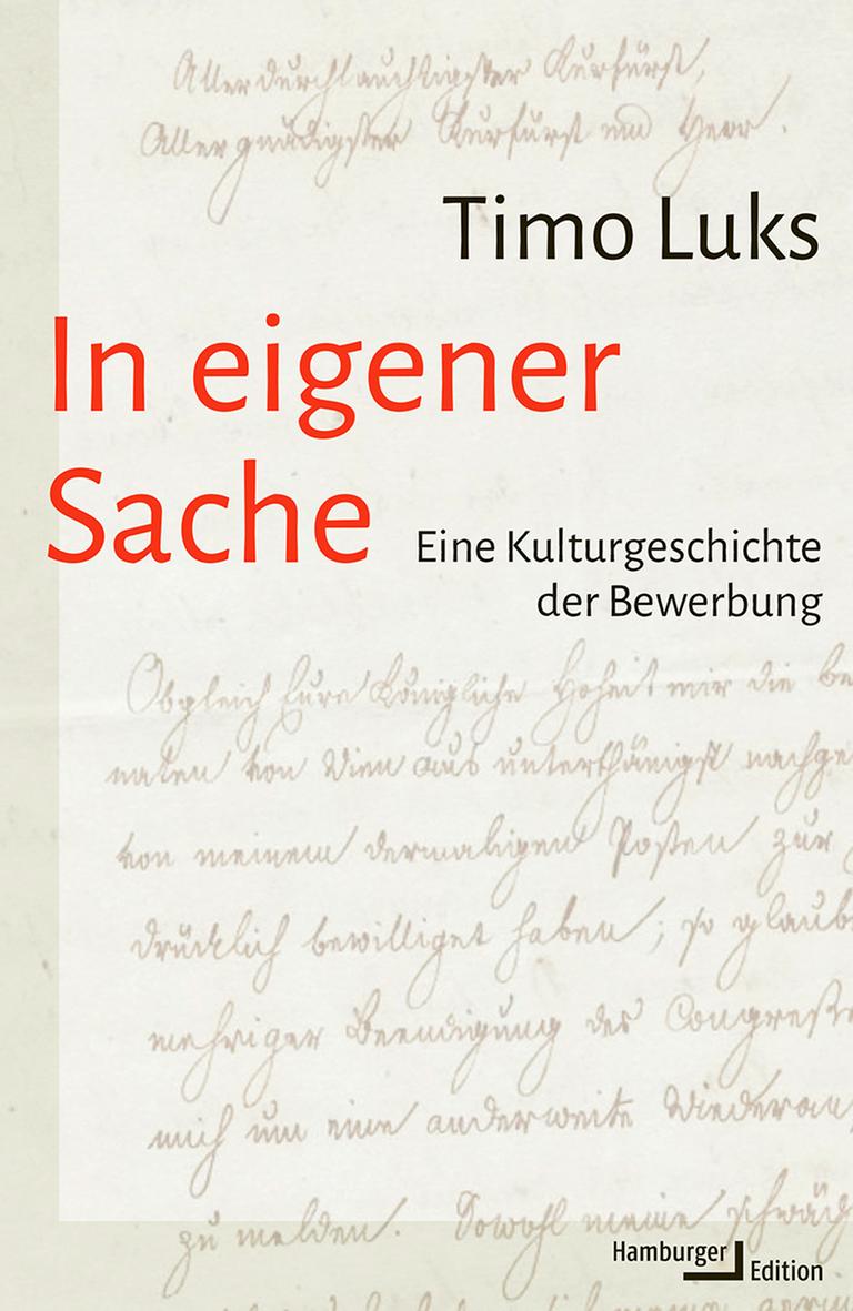Das Cover des Buches "In eigener Sache. Eine Kulturgeschichte der Bewerbung" des Historikers Timo Luks. Im Hintergrund des cremefarbenen Covers ist altdeutsche Schrift zu lesen, vorne, groß, der Titel in Rot. 