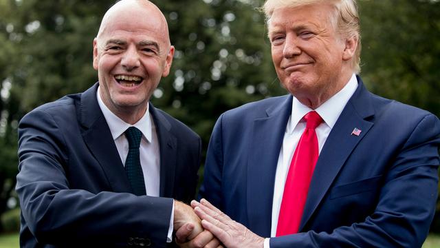 Gianni Infantino und Donald Trump lächeln beim Handshake in die Kamera