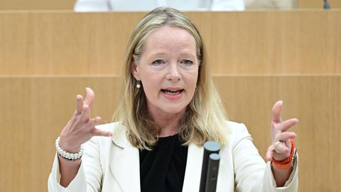 Thekla Walker (Bündnis 90/Die Grünen), Umweltministerin von Baden-Württemberg, spricht bei einer Landtagsdebatte im Plenarsaal.