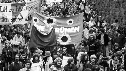 Ein Schwarz-Weiß-Foto zeigt Menschen bei der Friedensdemonstration in Bonn im Oktober 1981.