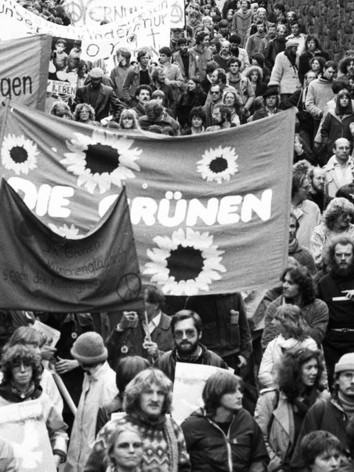Ein Schwarz-Weiß-Foto zeigt Menschen bei der Friedensdemonstration in Bonn im Oktober 1981.