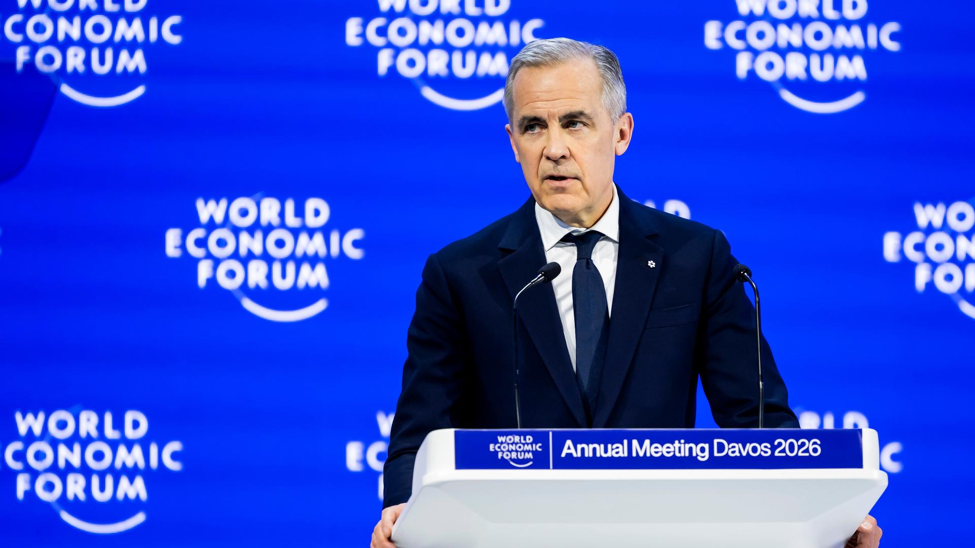 Der kanadische Premierminiser Mark Carney steht auf einem Podium des Weltwirtschaftsforums 2026 in Davos Der kanadische Premierminiser Mark Carney steht auf einem Podium des Weltwirtschaftsforums 2026 in Davos