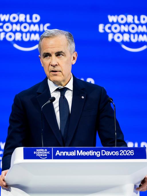 Der kanadische Premierminiser Mark Carney steht auf einem Podium des Weltwirtschaftsforums 2026 in Davos