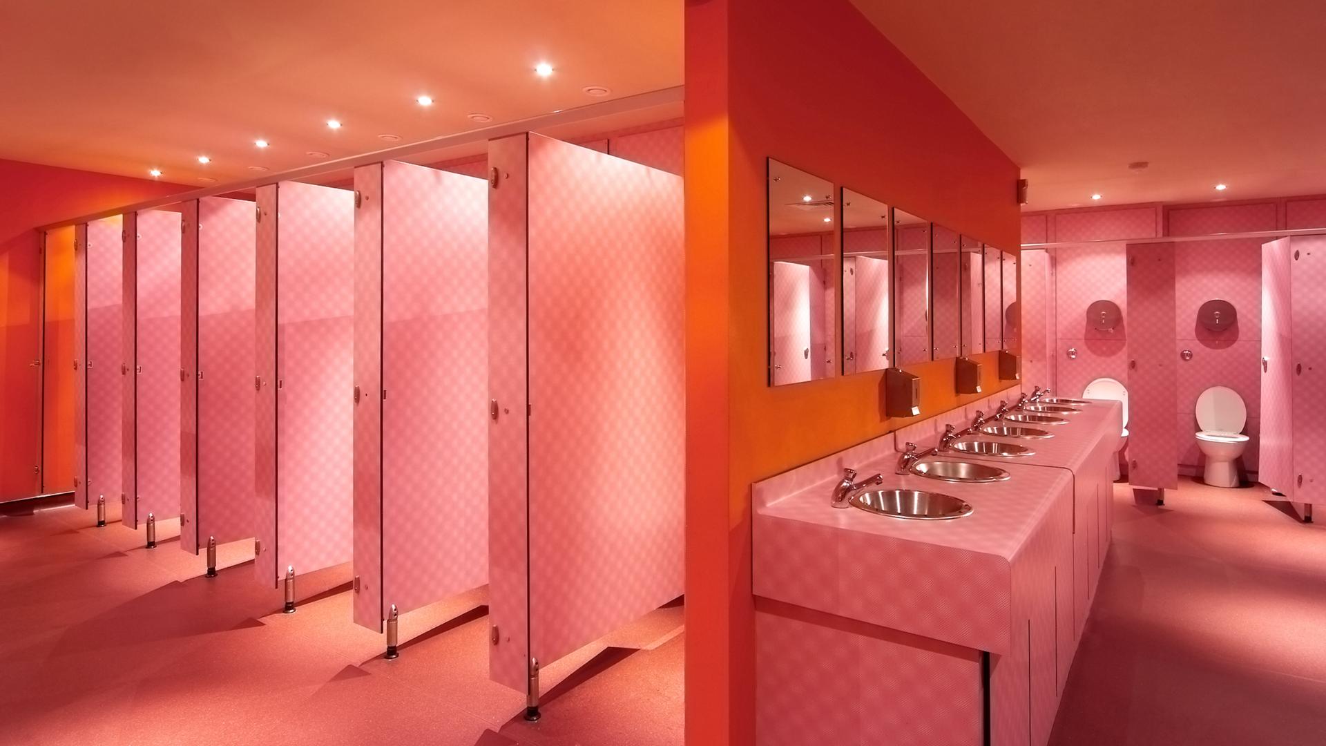 Farbenfrohe Damentoilette mit Spiegeln