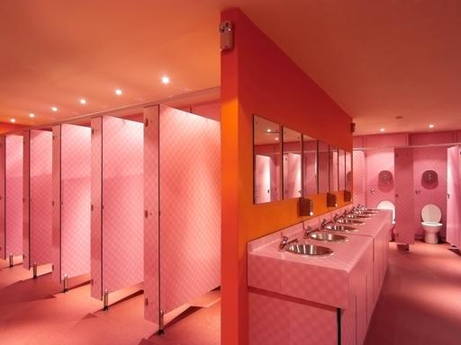Farbenfrohe Damentoilette mit Spiegeln