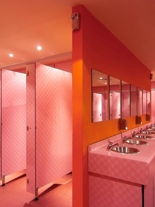Farbenfrohe Damentoilette mit Spiegeln