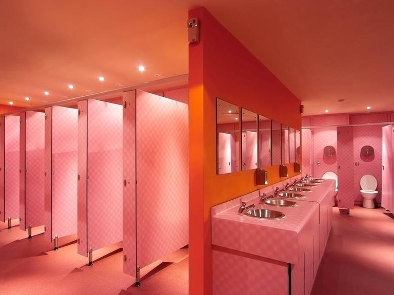 Farbenfrohe Damentoilette mit Spiegeln