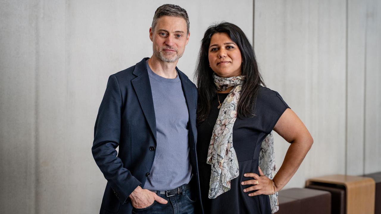 Meron Mendel und Saba-Nur Cheema posieren am Rande eines Kongresses in Frankfurt am Main gemeinsam für die Kamera. Meron Mendel und Saba-Nur Cheema posieren am Rande eines Kongresses in Frankfurt am Main gemeinsam für die Kamera.