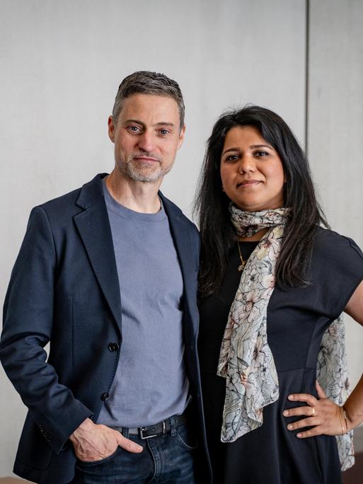 Meron Mendel und Saba-Nur Cheema posieren am Rande eines Kongresses in Frankfurt am Main gemeinsam für die Kamera.