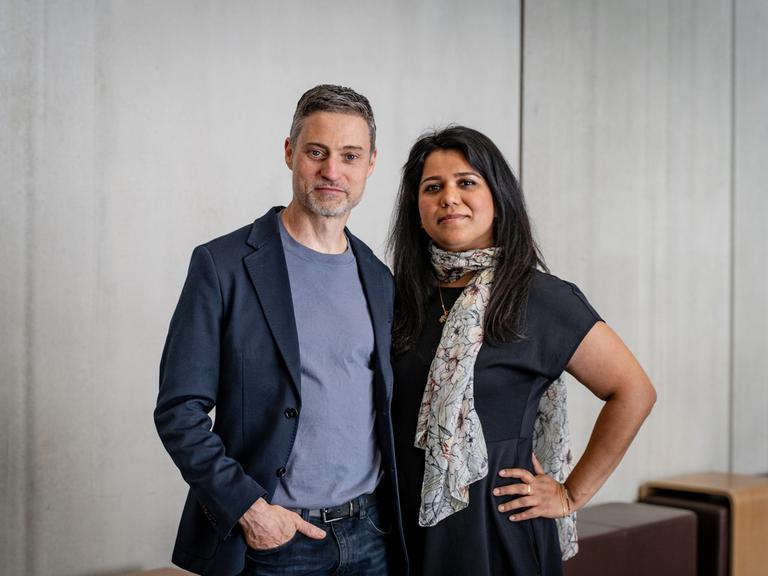 Meron Mendel und Saba-Nur Cheema posieren am Rande eines Kongresses in Frankfurt am Main gemeinsam für die Kamera.