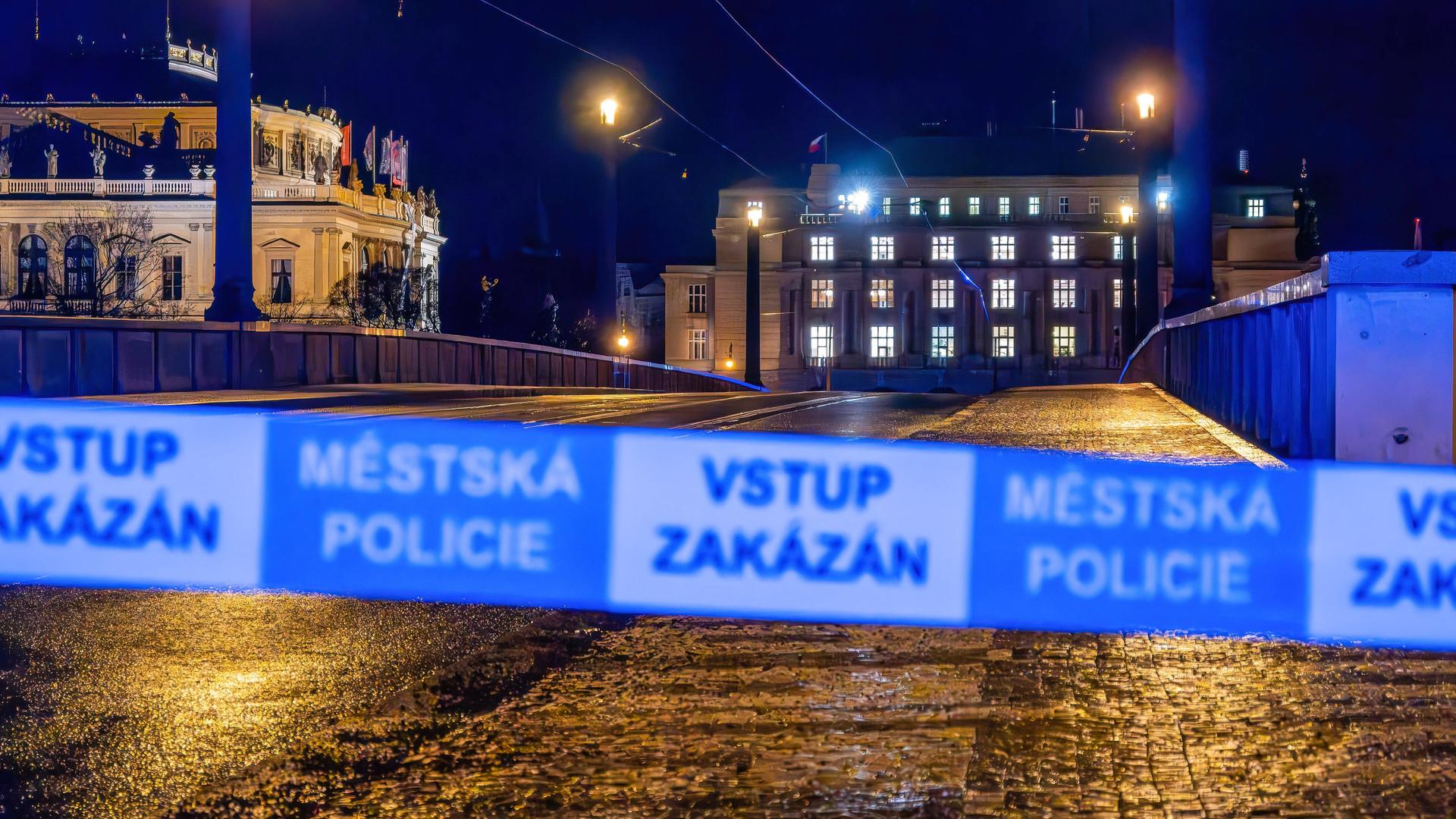Absperrband der Polizei hängt vor einer Straße, die zur Prager Karls-Universität führt. 