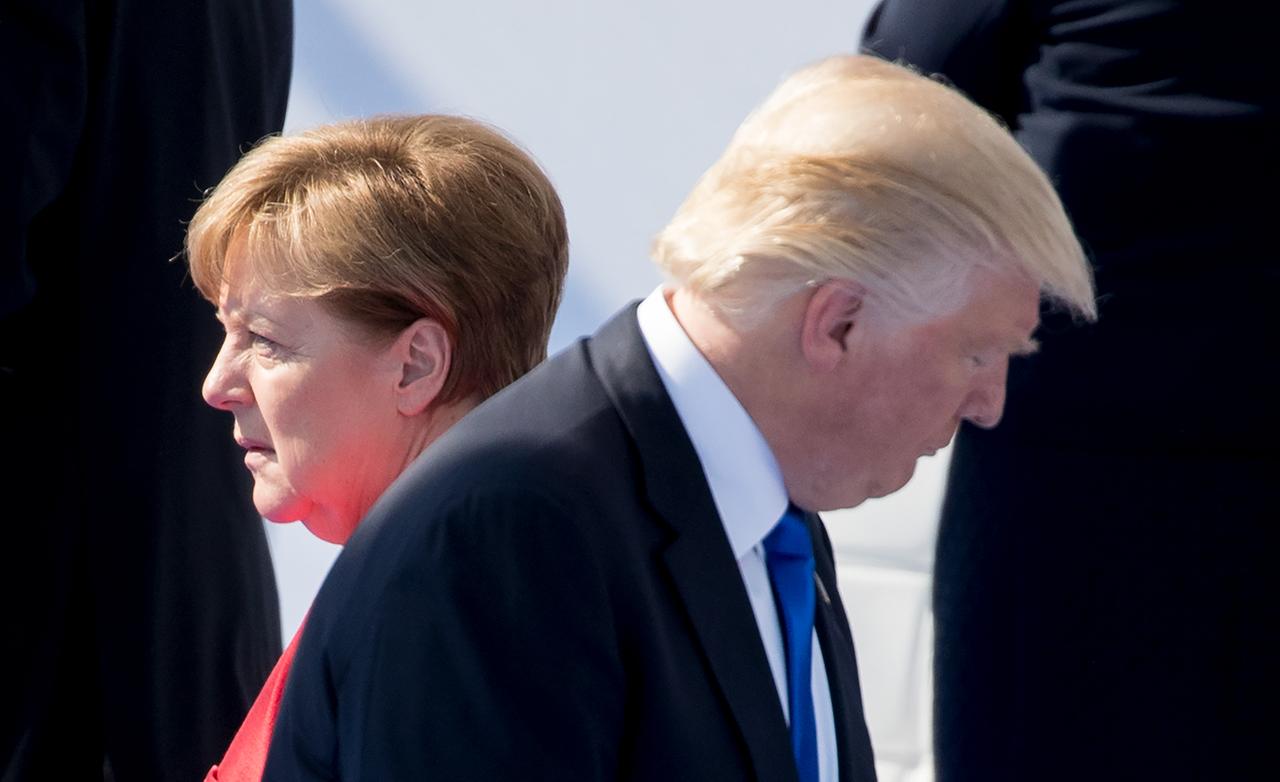 Donald Trump und Angela Merkel  gehen aneinander vorbei.