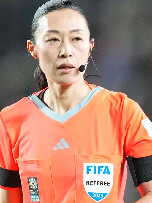 Schiedsrichterin Yoshimi Yamashita sagte beim Spiel zwischen Neuseeland und Norwegen ihre Entscheidung über die Stadionlautsprecher durch.