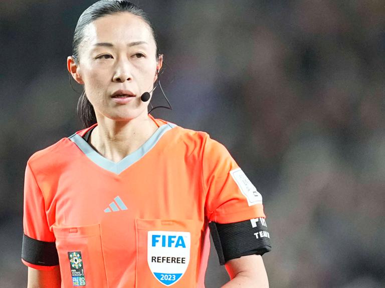 Schiedsrichterin Yoshimi Yamashita sagte beim Spiel zwischen Neuseeland und Norwegen ihre Entscheidung über die Stadionlautsprecher durch.