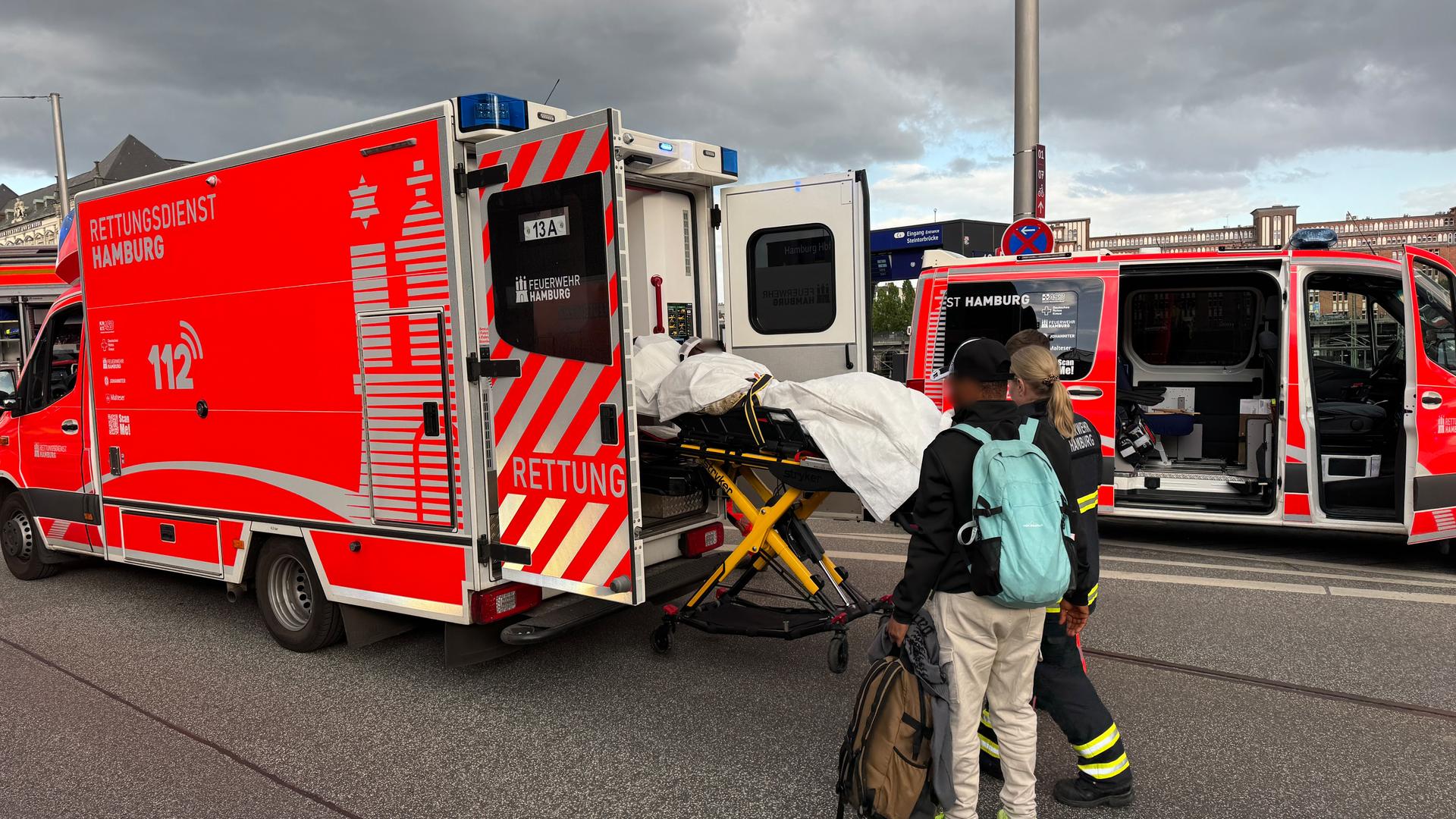Ein Verletzter wird in einen Krankenwagen geschoben. Bei einem Messerangriff im Hamburger Hauptbahnhof sind mehrere Menschen schwer verletzt worden. Ein Verletzter wird in einen Krankenwagen geschoben. Bei einem Messerangriff im Hamburger Hauptbahnhof sind mehrere Menschen schwer verletzt worden.