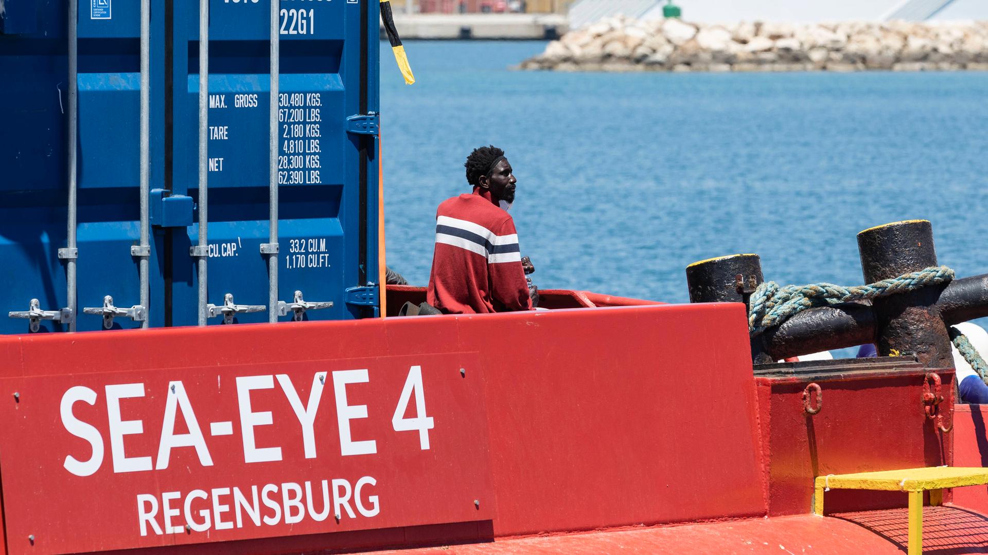 Das Bild zeigt das rot lackierte Rettungsschiff Sea Eye im Hafen von Pozzallo. Das Bild zeigt das rot lackierte Rettungsschiff Sea Eye im Hafen von Pozzallo.