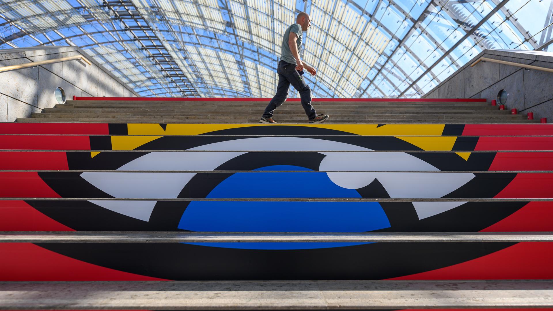 Vorarbeiten in der Glashalle der Messe Leipzig zur Beklebung der 36 Stufen einer Treppe mit dem Logo der Buchmesse. Vorarbeiten in der Glashalle der Messe Leipzig zur Beklebung der 36 Stufen einer Treppe mit dem Logo der Buchmesse.
