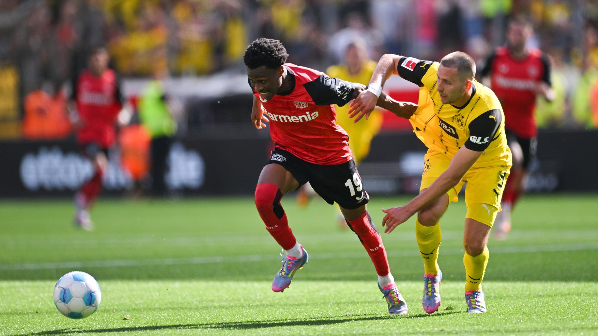 Leverkusens Nathan Tella und Dortmunds Waldemar Anton kämpfen um den Ball. Leverkusens Nathan Tella und Dortmunds Waldemar Anton kämpfen um den Ball.