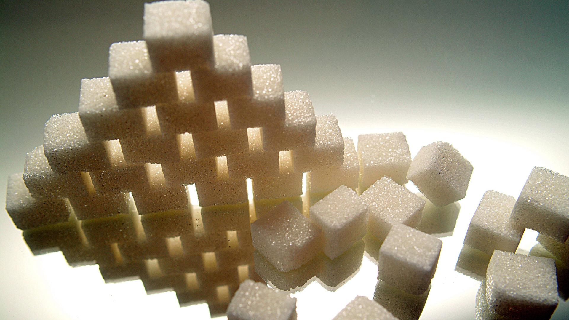 Pyramide aus Zuckerwürfeln.