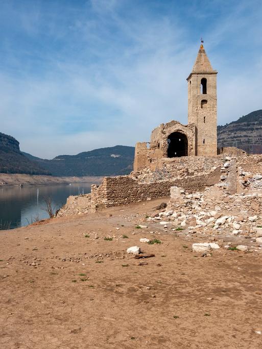 Die romanische Kirche in Sau in Spanien ist zum Symbol für die Trockenheit geworden. EIgentlich sollte die Kirche im Stausee stehen. Aber der See hat kaum noch Wasser und die Kirche steht auf dem Trockenen.