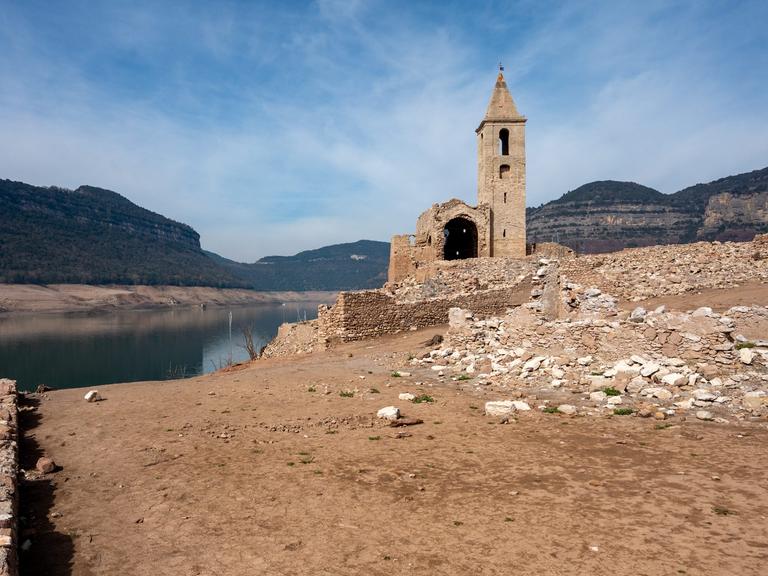 Die romanische Kirche in Sau in Spanien ist zum Symbol für die Trockenheit geworden. EIgentlich sollte die Kirche im Stausee stehen. Aber der See hat kaum noch Wasser und die Kirche steht auf dem Trockenen.