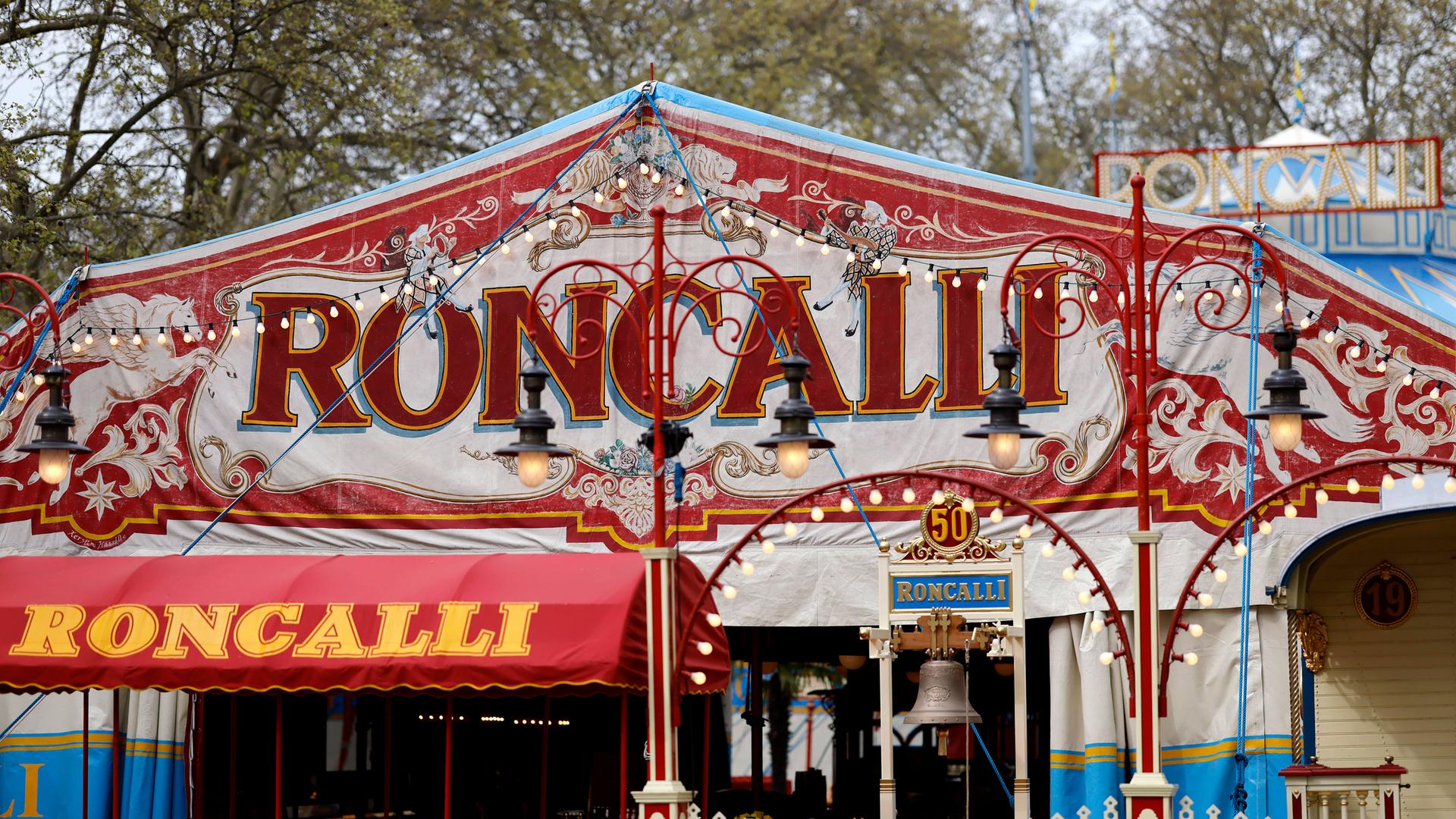 Das Zirkuszellt des Circus Theater Roncalli zu sehen auf dem Neumarkt in Köln. 