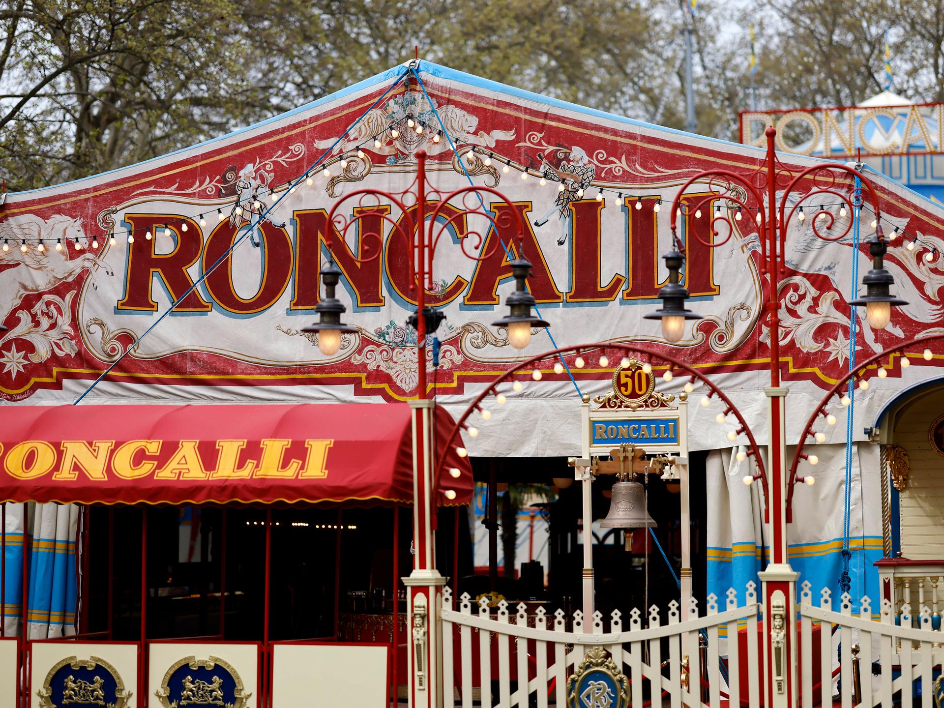 Das Zirkuszellt des Circus Theater Roncalli zu sehen auf dem Neumarkt in Köln. 