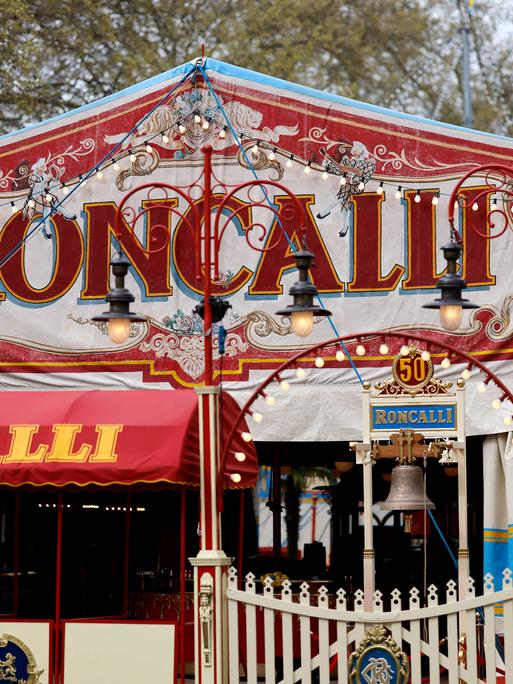 Das Zirkuszellt des Circus Theater Roncalli zu sehen auf dem Neumarkt in Köln. Das Zirkuszellt des Circus Theater Roncalli zu sehen auf dem Neumarkt in Köln.