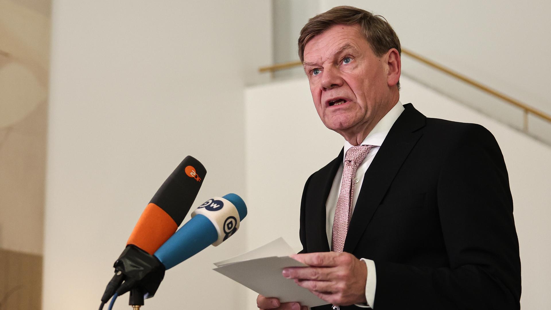Wadephul steht an einer Treppe vor zwei Mikrofonen und sagt etwas. In den Händen hält er Notizen. Wadephul steht an einer Treppe vor zwei Mikrofonen und sagt etwas. In den Händen hält er Notizen.