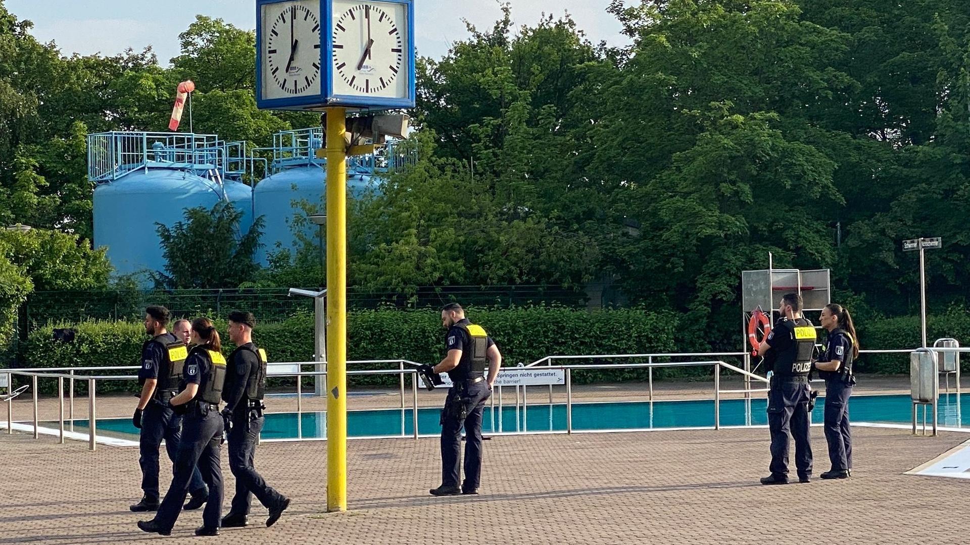 Berlin: Das Sommerbad Neukölln am Columbiadamm wurde am Mittwochabend von Polizisten geräumt. Erneut ist es in einem Berliner Freibad zu einem Polizeieinsatz wegen einer Auseinandersetzung gekommen.