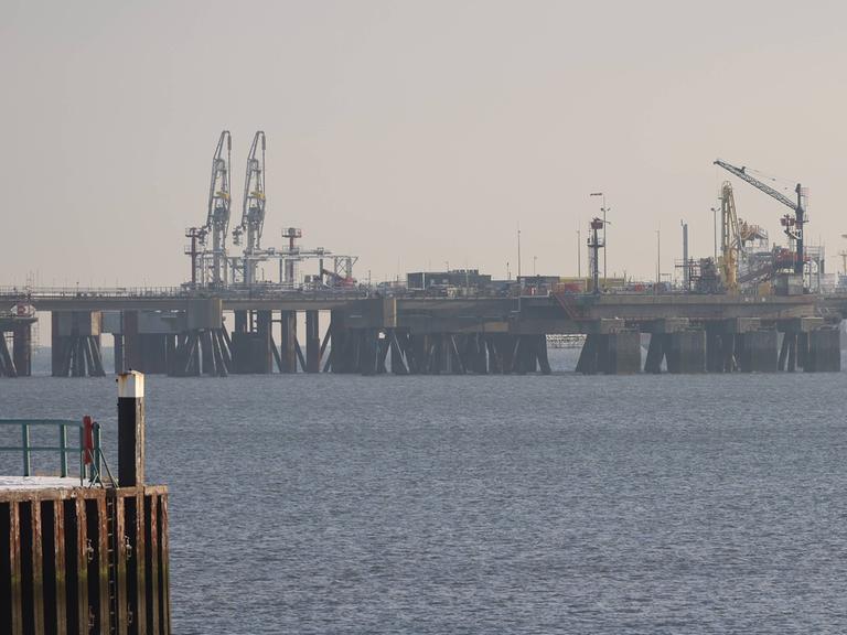 Blick auf das LNG-Terminal Wilhelmshafen am 16.12.2022 vom Festland aus