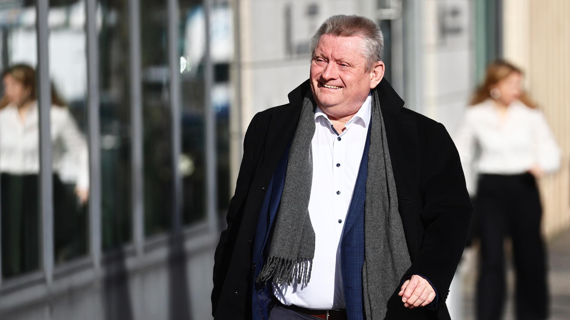 Der CDU-Politiker Hermann Gröhe kommt zur Sitzung des CDU-Präsidiums und lächelt. 