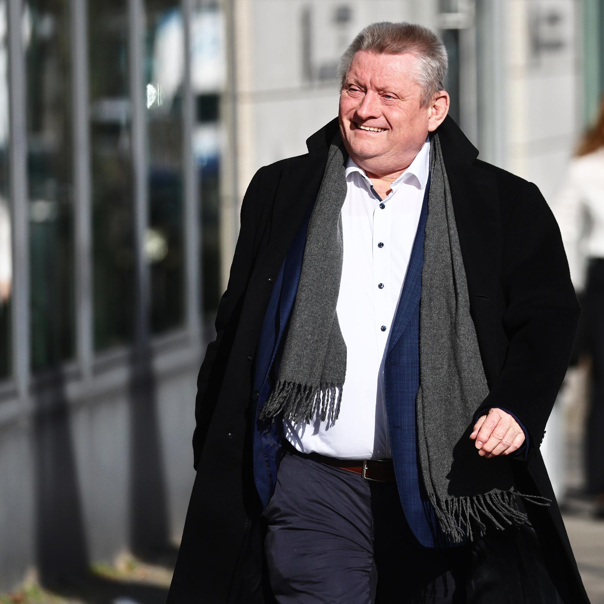 Hermann Gröhe (CDU), Bundestagsabgeordneter, kommt zur Sitzung des CDU-Präsidiums und lächelt. 