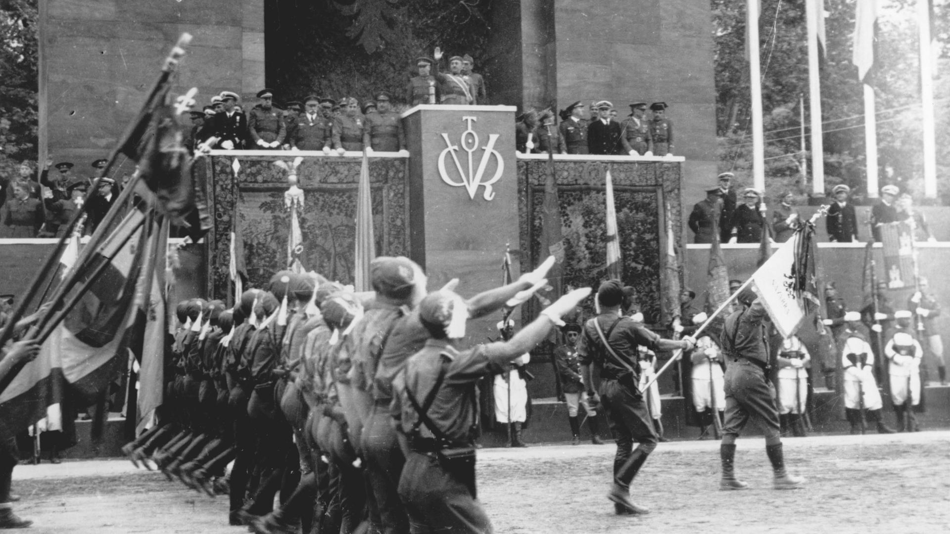  Siegesparade nach dem Einmarsch der nationalspanischen Truppen in Madrid am 28. März 1939.