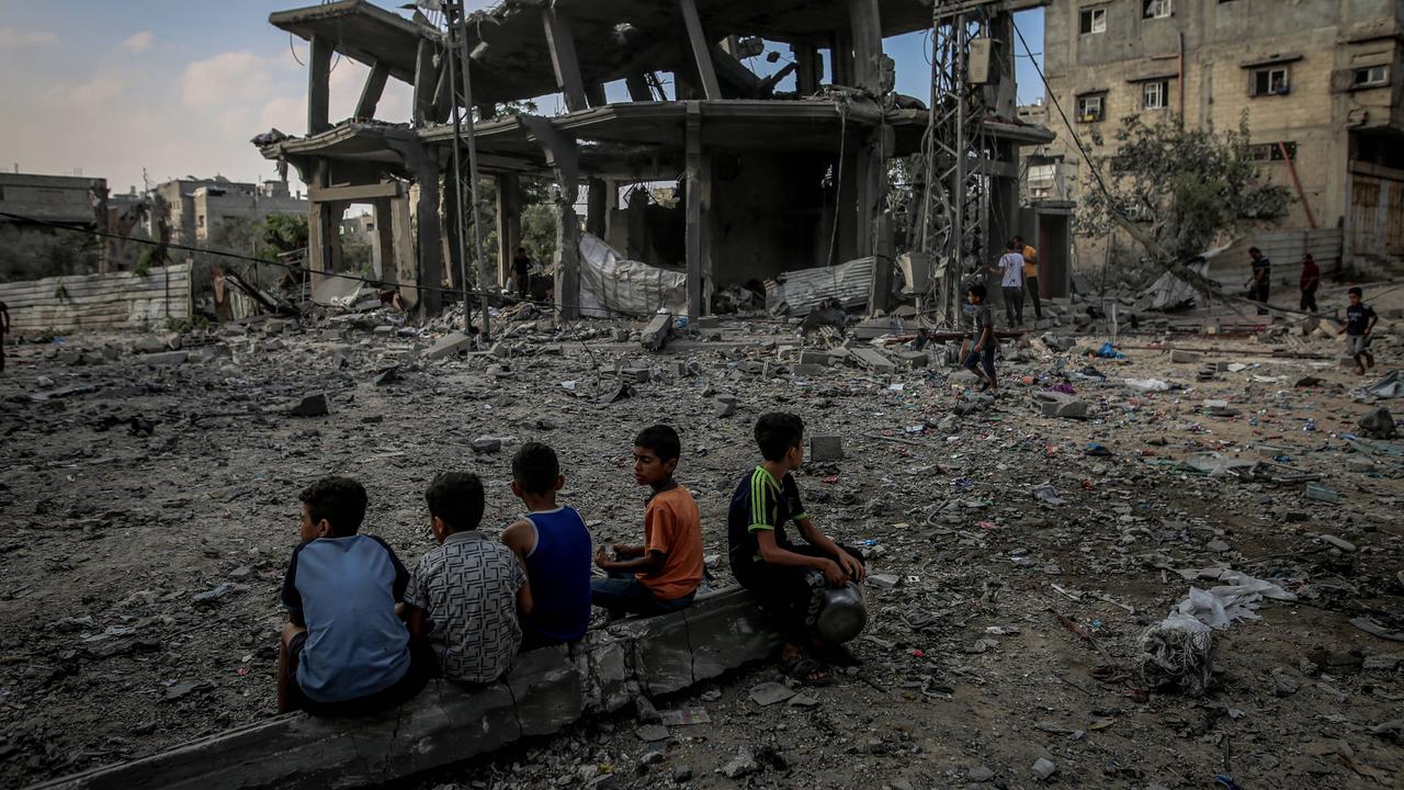 Ein Überblick über die Zerstörungen nach einem israelischen Luftangriff auf das Haus der Familie Gazzat im Stadtteil Es-Sabra in Gaza-Stadt, Gaza, am 24. Juni 2025. Das Haus wurde unbewohnbar, und fünf Menschen kamen bei dem Angriff ums Leben. 