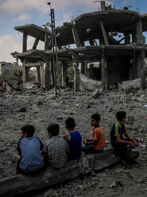 Ein Überblick über die Zerstörungen nach einem israelischen Luftangriff auf das Haus der Familie Gazzat im Stadtteil Es-Sabra in Gaza-Stadt, Gaza, am 24. Juni 2025. Das Haus wurde unbewohnbar, und fünf Menschen kamen bei dem Angriff ums Leben. 
