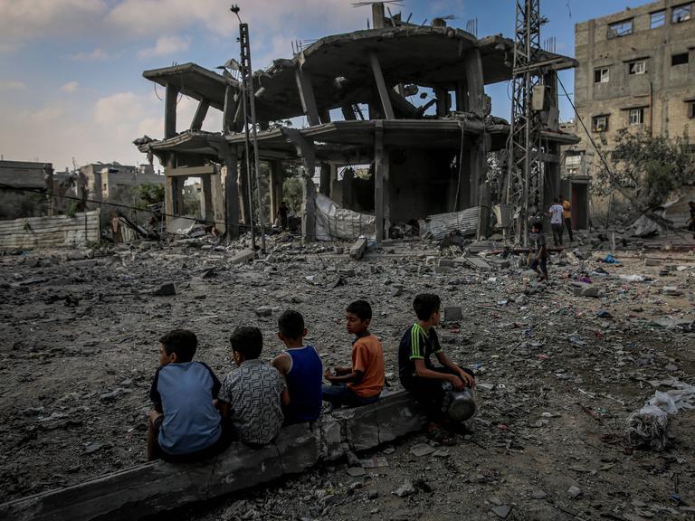 Ein Überblick über die Zerstörungen nach einem israelischen Luftangriff auf das Haus der Familie Gazzat im Stadtteil Es-Sabra in Gaza-Stadt, Gaza, am 24. Juni 2025. Das Haus wurde unbewohnbar, und fünf Menschen kamen bei dem Angriff ums Leben. 