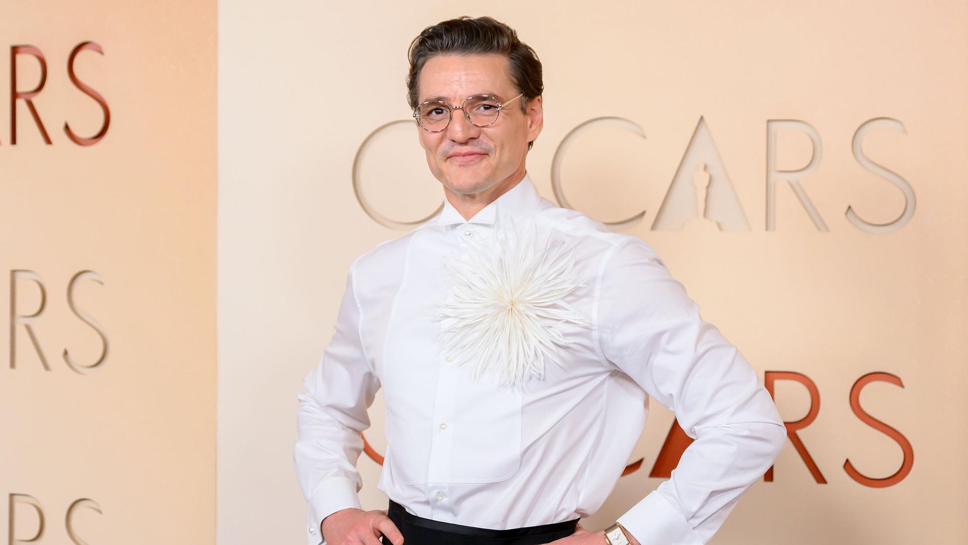 Pedro Pascal auf dem roten Teppich bei der 98. Oscarverleihung im Dolby Theatre.