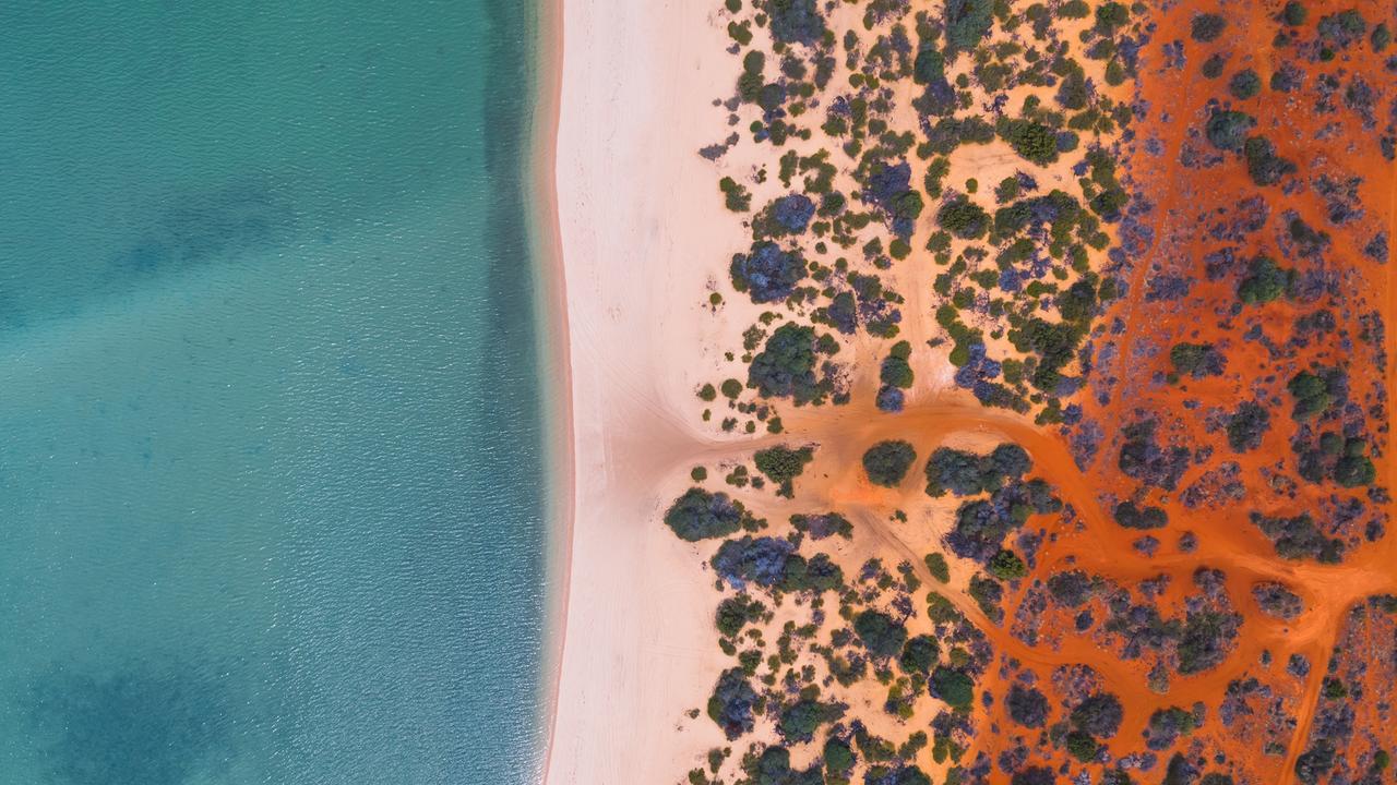 Luftaufnahme eines Strandes in Australien. Durch die Färbung des Wassers und der Wüste, ähnelt die Aufnahme Klimastreifen. Luftaufnahme eines Strandes in Australien. Durch die Färbung des Wassers und der Wüste, ähnelt die Aufnahme Klimastreifen.