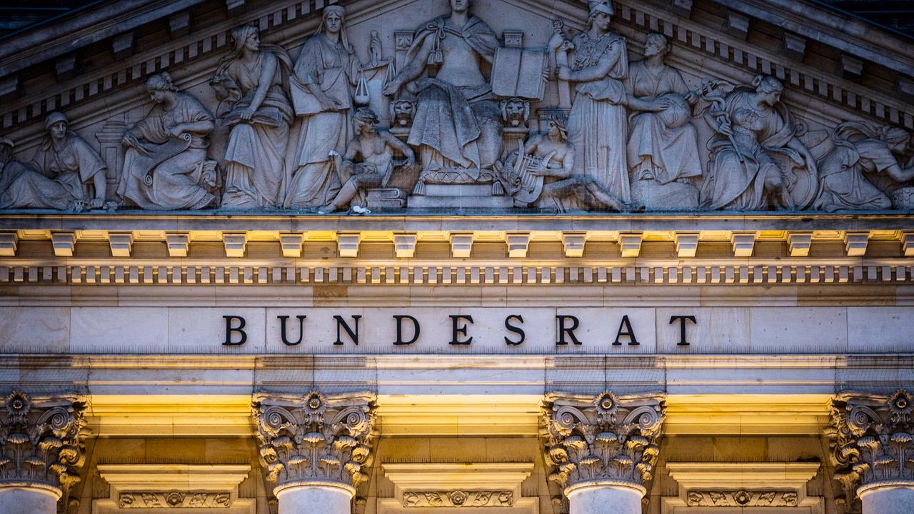 Das Hauptportal des Bundesrates in Berlin. Das Hauptportal des Bundesrates in Berlin.