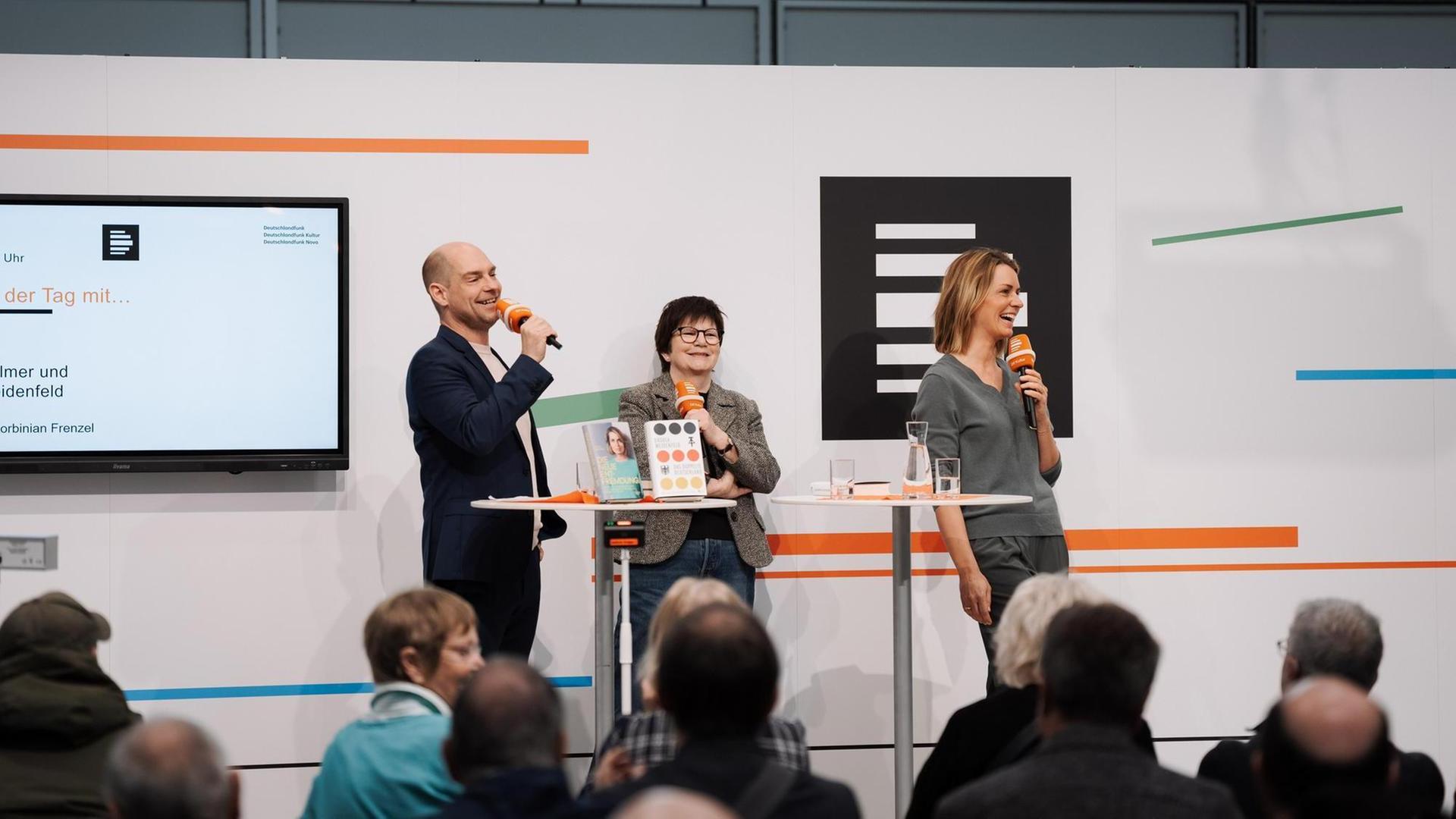 Korbinian Frenzel mit der Wirtschaftsjournalistin Ursula Weidenfeld und der Journalistin und Fernsehmoderatorin Jessy Wellmer auf der Leipziger Buchmesse 2024