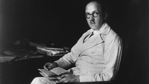 Ferdinand Sauerbruch im Arbeitszimmer um 1925