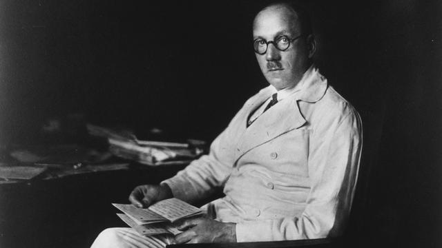 Ferdinand Sauerbruch im Arbeitszimmer um 1925