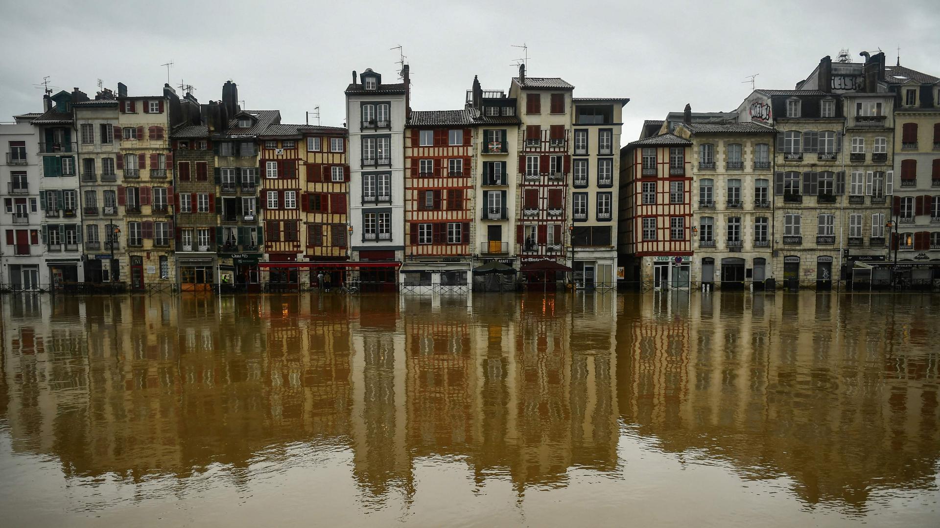 Gebäude neben dem Hochwasser des Flusses La Nive in Bayonne, Südwestfrankreich.