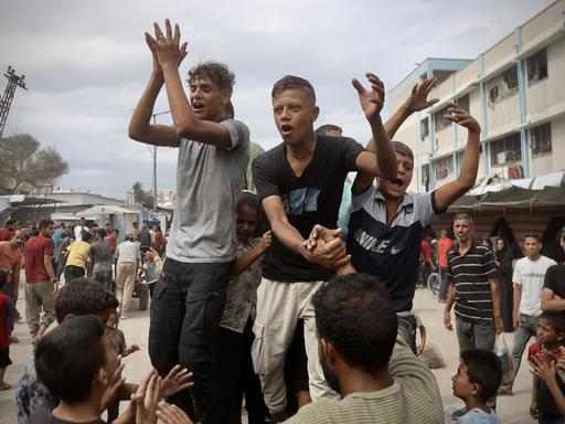 KHAN YUNIS, GAZA – 9. Oktober: Palästinenser, darunter viele Kinder, versammeln sich in der Stadt Khan Yunis, um nach der Verkündung des Waffenstillstandsabkommens im Gazastreifen zu feiern.