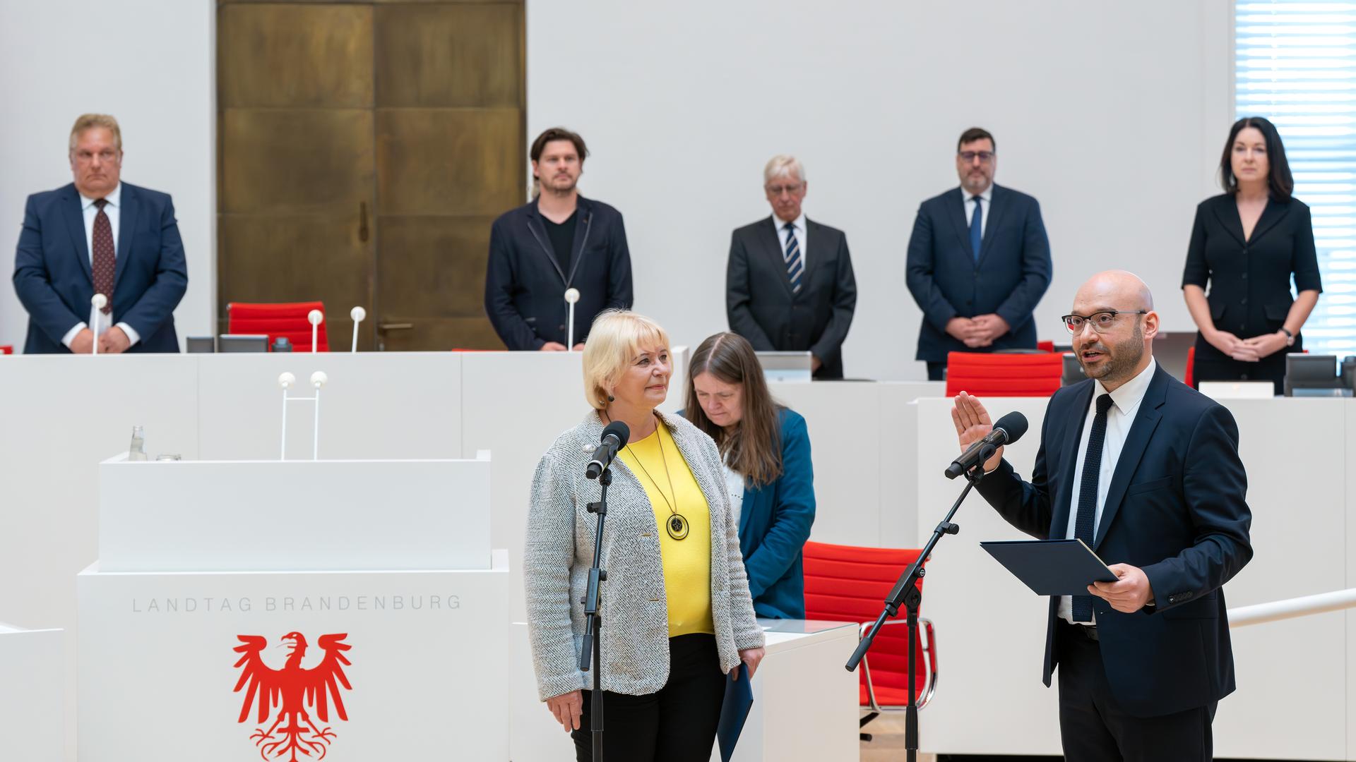 Der neu ernannte Brandenburger Innenminister Rene Wilke (r, parteilos) spricht zum Beginn der 14. Sitzung des Landtages neben Landtagspräsidentin Ulrike Liedtke (l, SPD) den Eid.