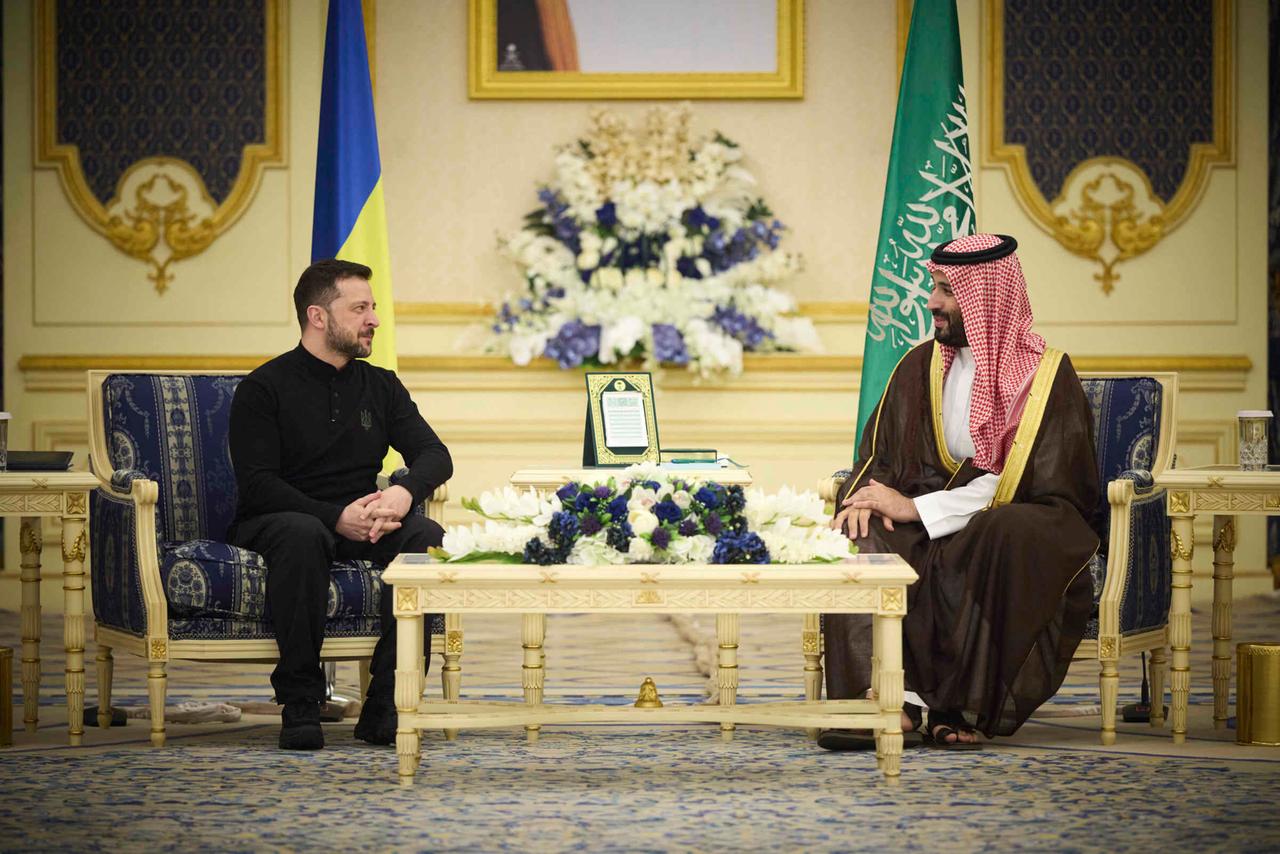 Der ukrainische Präsident Selenskyj (l.) sitzt dem saudischen Kronprinzenn bin Salman gegenüber.