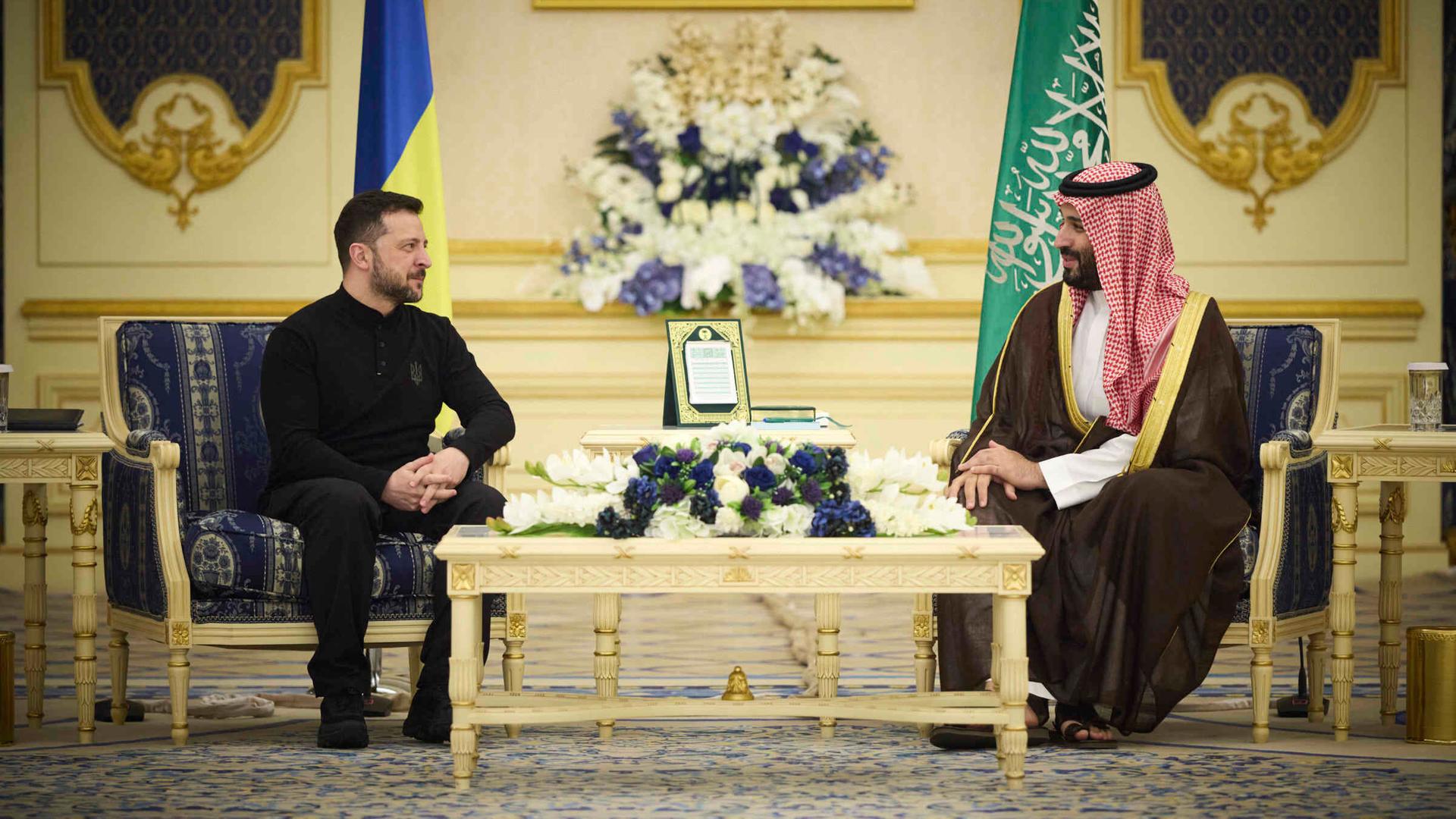 Der ukrainische Präsident Selenskyj (l.) sitzt dem saudischen Kronprinzenn bin Salman gegenüber.