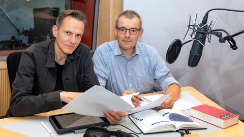 DIRK H. LORENZEN (helles Hemd), Autor der "Sternzeit,  MARKUS SCHEUMANN (schwarze Jacke), Sprecher "Sternzeit" sitzen nebeneinander im Funkhaus Köln, 05.09.2023