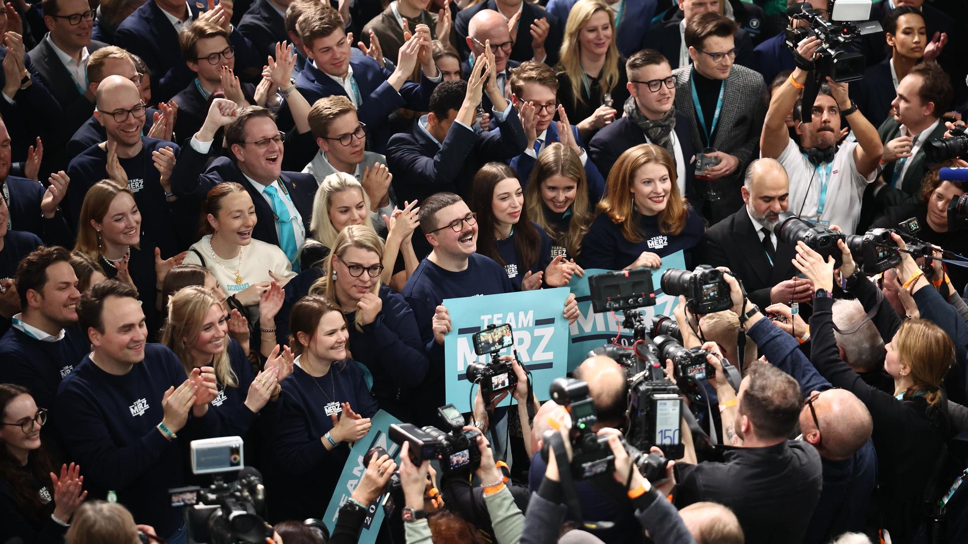 CDU-Anhänger warten im Konrad-Adenauer-Haus auf die Prognose zum Ergebnis der Bundestagswahl. 